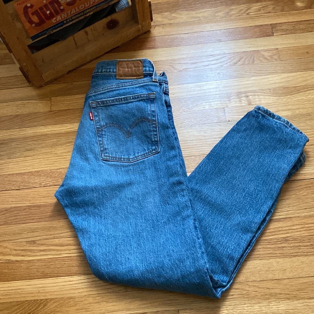 Womens Levi’s straight mid wash jeans